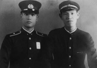 當時二戰爆發，李登輝(右)和兄長李登欽(左)以日本身分參與二戰